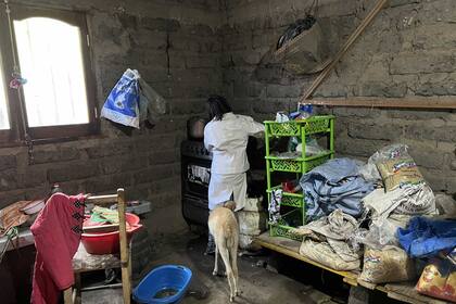 Loures en la cocina de su casa; su sueño es poder tener una habitación rosa