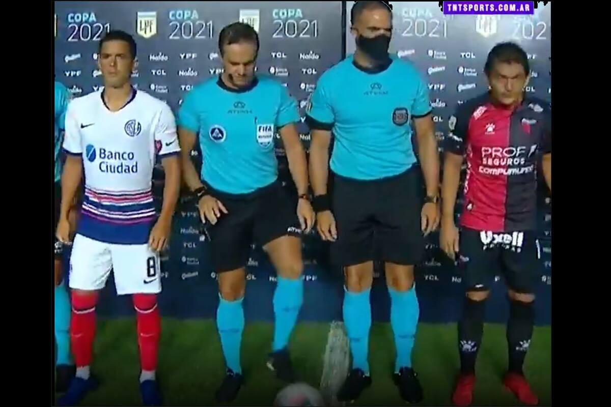 Loustau aleja la pelota del Pulga Rodríguez, para evitar un caño del tucumano