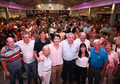 Lousteau, Morales, De Loredo y Berhongaray cerraron la campaña con un asado que reunió a 1500 personas en el Centro de Empleados de Comercio