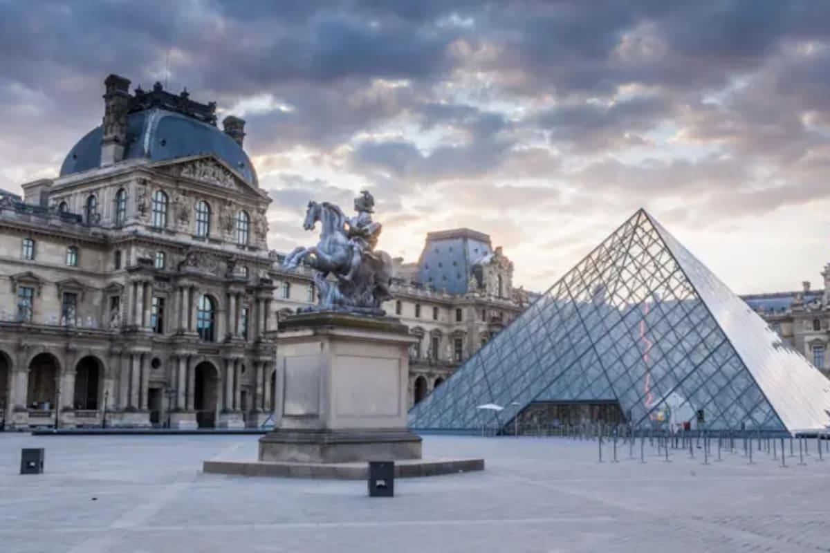 Louvre fue una fortaleza medieval, un castillo, un palacio y desde hace más de dos siglos un museo