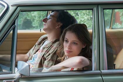 Love, con Gillian Jacobs y Paul Rust