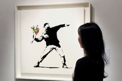Love is in the Air, la obra de Banksy vendida anoche en Sotheby´s por el equivalente en criptomonedas a 12,9 millones de