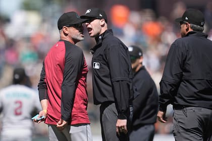 Lovullo, manager de Diamondbacks, es expulsado y luego "echa" a todo el equipo de umpires