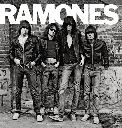 LP de Los Ramones de 1976
Johnny Ramone (Guitarra)
Tommy Ramone (Batería)
Joey Ramone (Voz)
Dee Dee Ramone