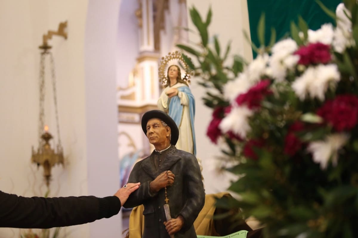 Ls fieles se acerca a la Iglesia Nuestra Señora del Tránsito para rezarle al cura Brochero luego de que el Vaticano reconoció el segundo milagro del cura Brochero, quien será santo