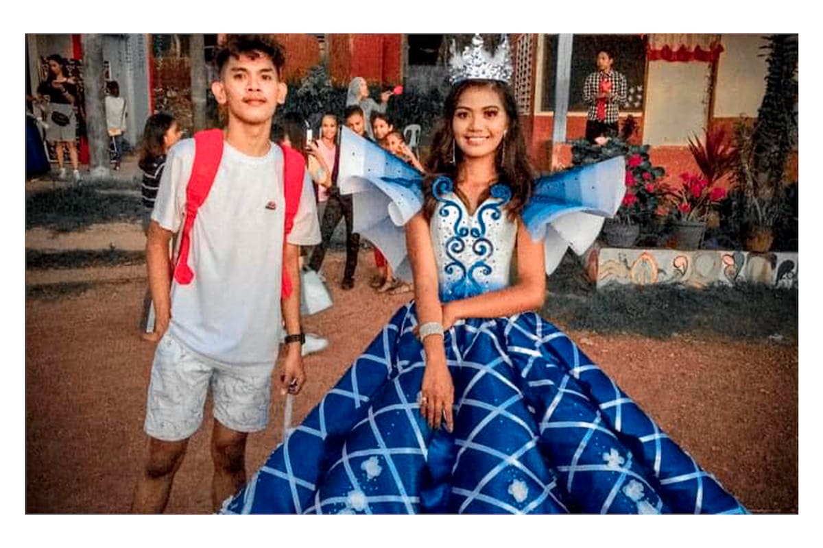 Lu Asey Keanna Oyao luce el increíble vestido azul que su hermano le diseñó para su fiesta de graduación