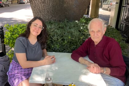 Luana Esquenazi y Pedro Oppenheimer, su vecino y amigo del 1° piso. Crédito: Luana Esquenazi