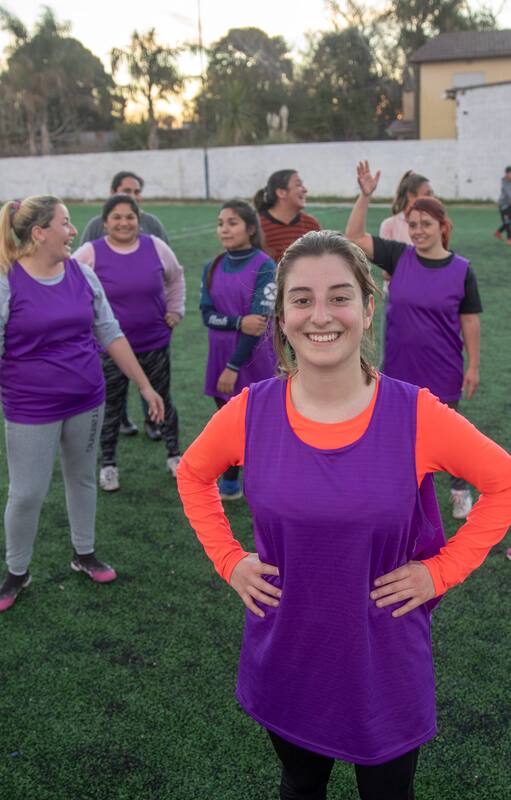 Luana Gopan de 18 años ya está vacunada y es la goleadora del equipo de fútbol femenino de la ciudad