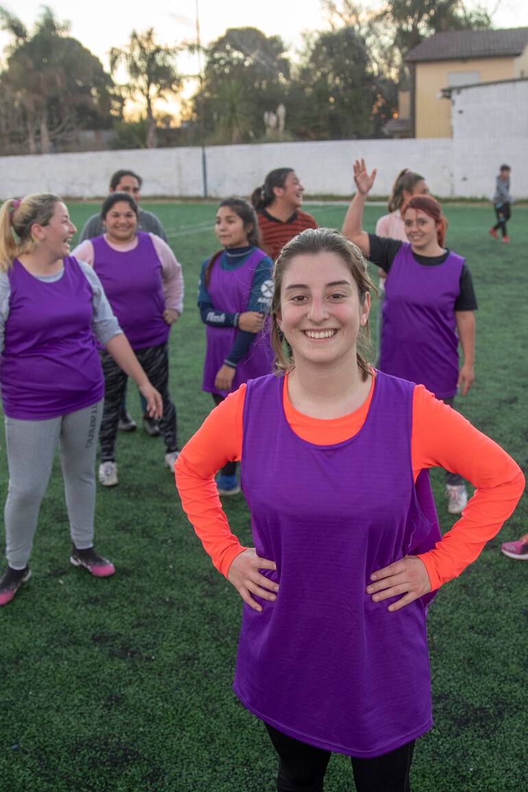 Luana Gopan de 18 años ya está vacunada y es la goleadora del equipo de fútbol femenino de la ciudad