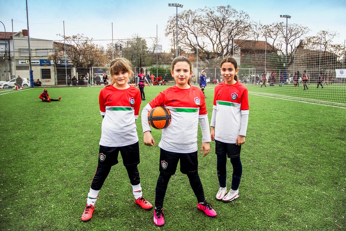Luana Paz Vilá (9), Alma Basso (9) y Olivia Blache (10), del Club Defensores de Olivos, a pura actitud antes de arrancar a jugar