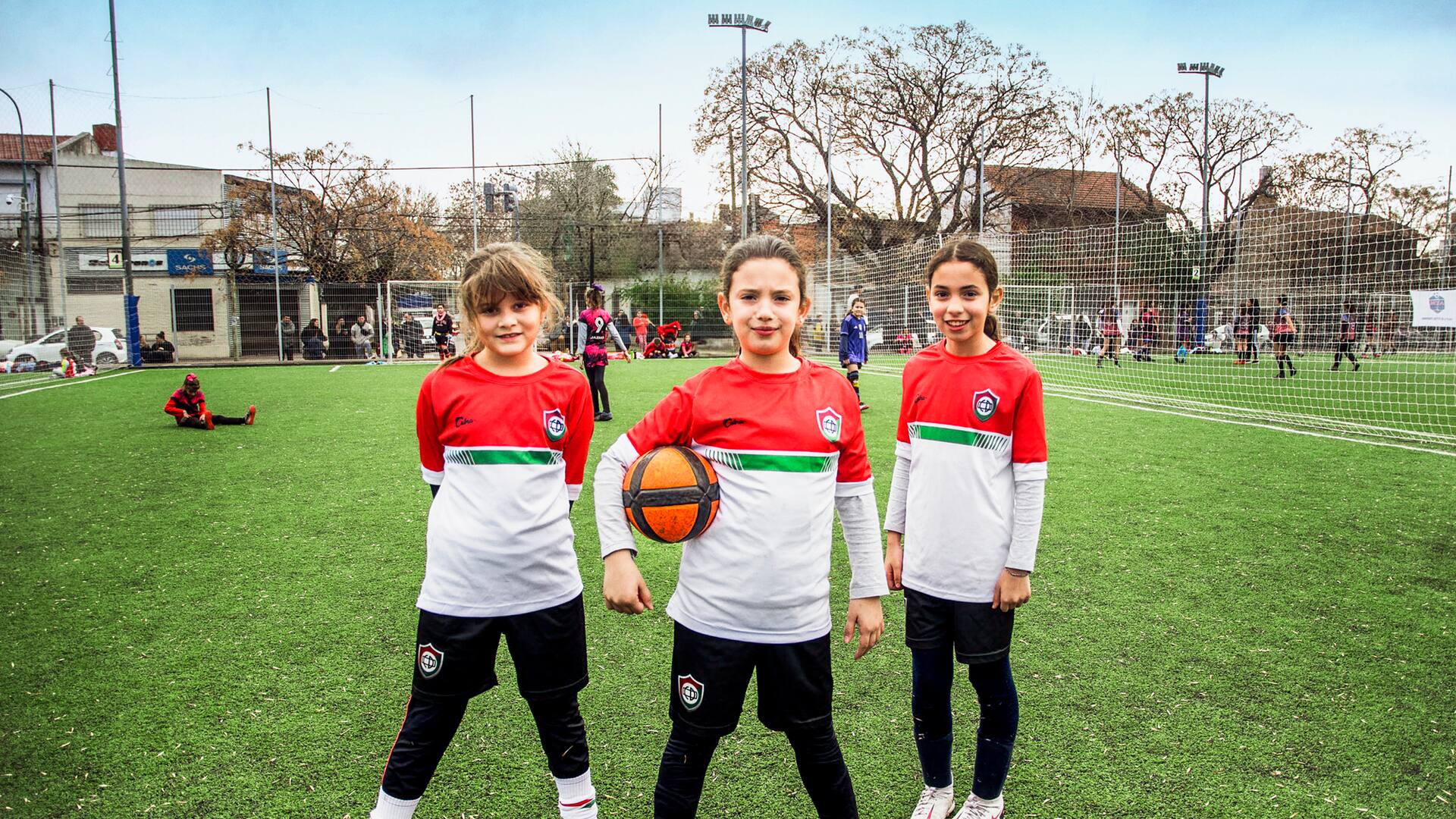 Luana Paz Vilá (9), Alma Basso (9) y Olivia Blache (10), del Club Defensores de Olivos, a pura actitud antes de arrancar a jugar