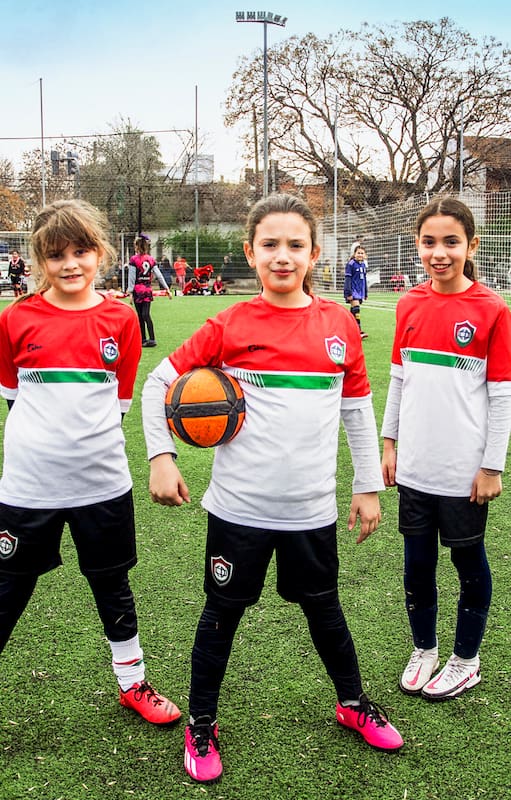 Luana Paz Vilá (9), Alma Basso (9) y Olivia Blache (10), del Club Defensores de Olivos, a pura actitud antes de arrancar a jugar