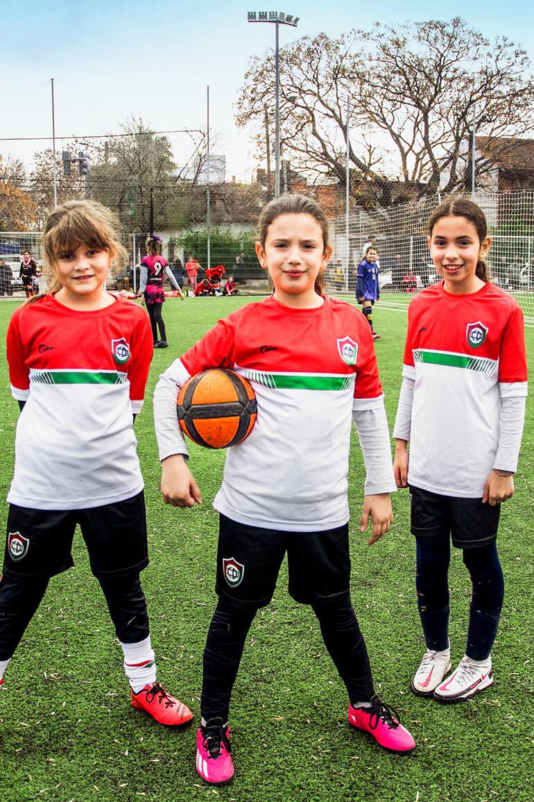 Luana Paz Vilá (9), Alma Basso (9) y Olivia Blache (10), del Club Defensores de Olivos, a pura actitud antes de arrancar a jugar