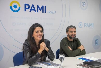 Luana Volnovich y Martín Rodríguez, en un acto de gestión en el PAMI