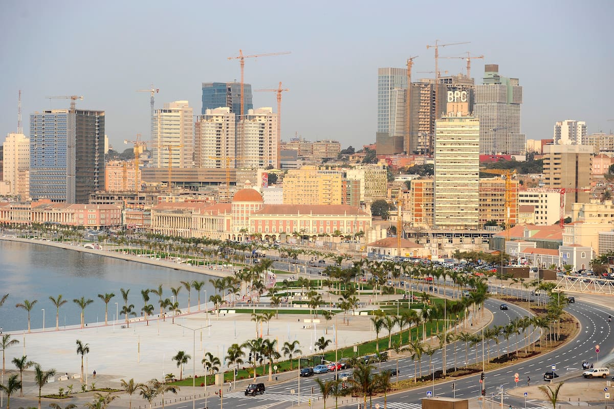 Luanda, la capital de Angola, es una ciudad portuaria ubicada en la costa occidental del sur del continente africano.
