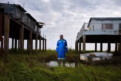 Lubinda Lubinda, gerente de estación de la Autoridad del Río Zambezi, y la construcción de su casa por encima de los niveles de agua
Foto: Jasper Doest