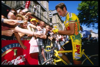 Luc Leblanc tras una de las etapas del Tour de Francia en 1996; el francés contó momentos muy duros de su vida