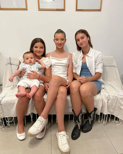 Luca Cubero, el hijo de Fabián y Mica Viciconte junto a sus hermanas Sienna, Allegra e Indiana