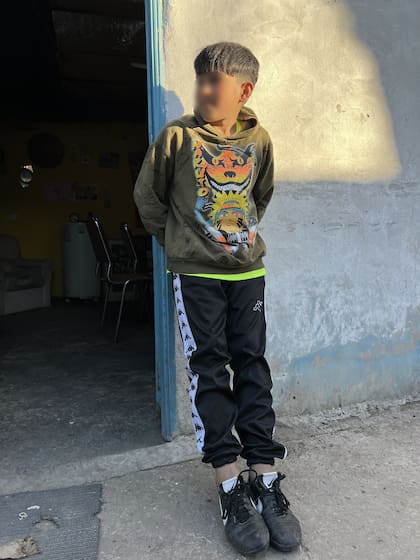 Luca, de 9 años. Conoce exactamente lo que se paga por los materiales reciclables y sabe bien que lo más valioso es el cobre, por eso siempre anda buscando cables para pelar