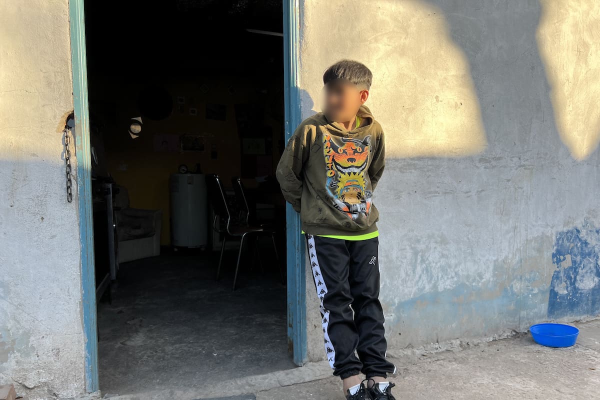 Luca, de 9 años, junta reciclables en el barrio donde vive, Los Perales, en Tortuguitas
