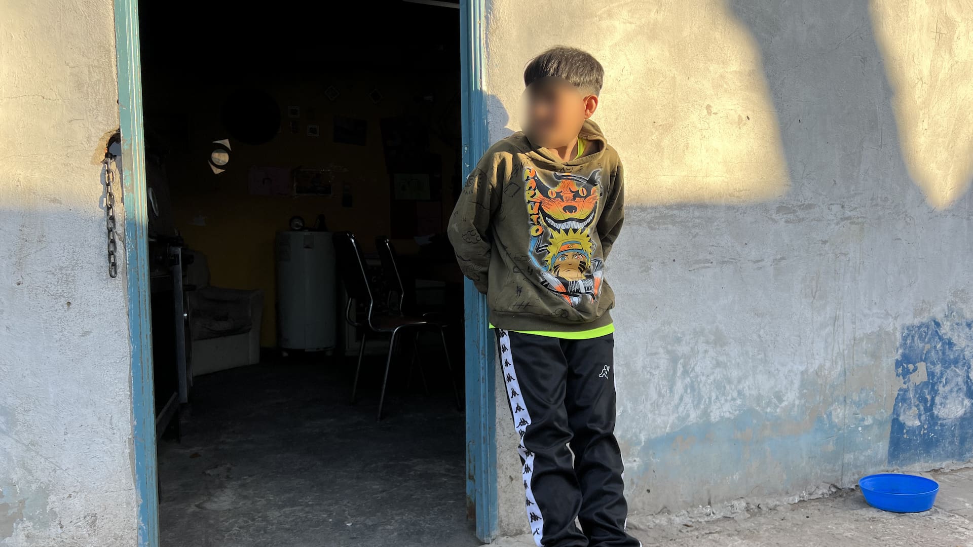 Luca, de 9 años, junta reciclables en el barrio donde vive, Los Perales, en Tortuguitas