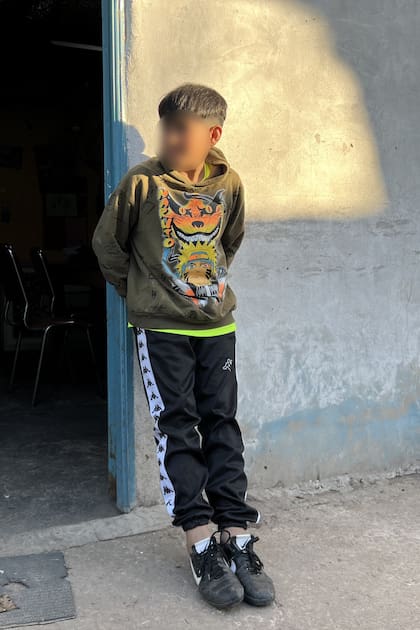Luca, de 9 años, junta reciclables en el barrio donde vive, Los Perales, en Tortuguitas
