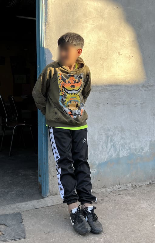 Luca, de 9 años, junta reciclables en el barrio donde vive, Los Perales, en Tortuguitas