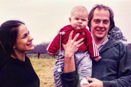 Luca de bebé junto a su mamá. Nancy Dupláa y su papá, Matías Martin