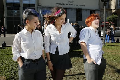 Luca Deira, Camila Dmitruk y Belén Hernando concilian el uniforme del ILSE con el de su grupo de pares