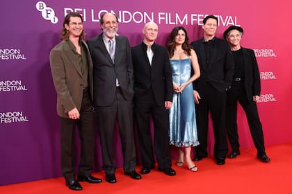 Luca Guadagnino y los actores Andrew Garfield, Yura Borisov, Monica Barbaro, Ike Barinholtz y Mark Rylance, en la avant premiere de Artificial en Londres. El nuevo film del director italiano viene cargado de polémica: se trata de un drama construido alrededor del polémico Sam Altman, CEO de OpenAI, la empresa pionera en el desarrollo de la tecnología aplicada a la inteligencia artificial detrás de ChatGPT