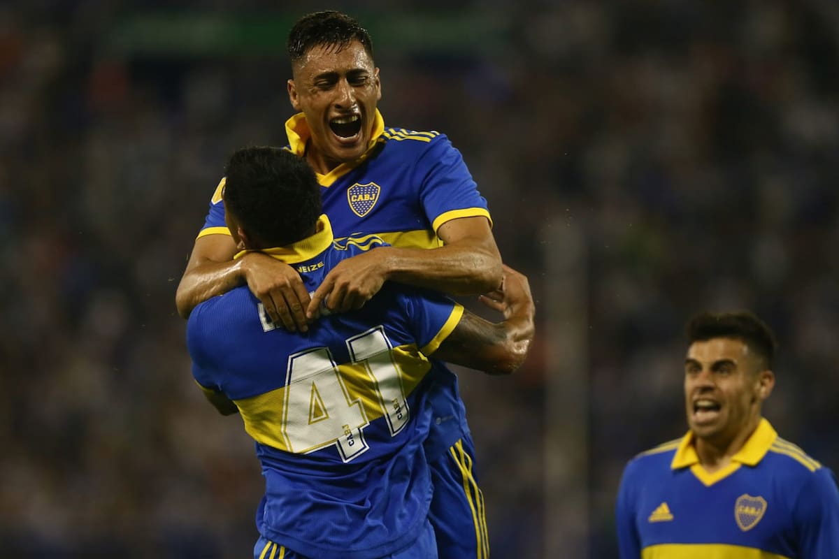 Luca Langoni (41) y Miguel Merentiel, una dupla que generó un rápido entendimiento en Boca, festejan el 1-0 ante Vélez, en Liniers