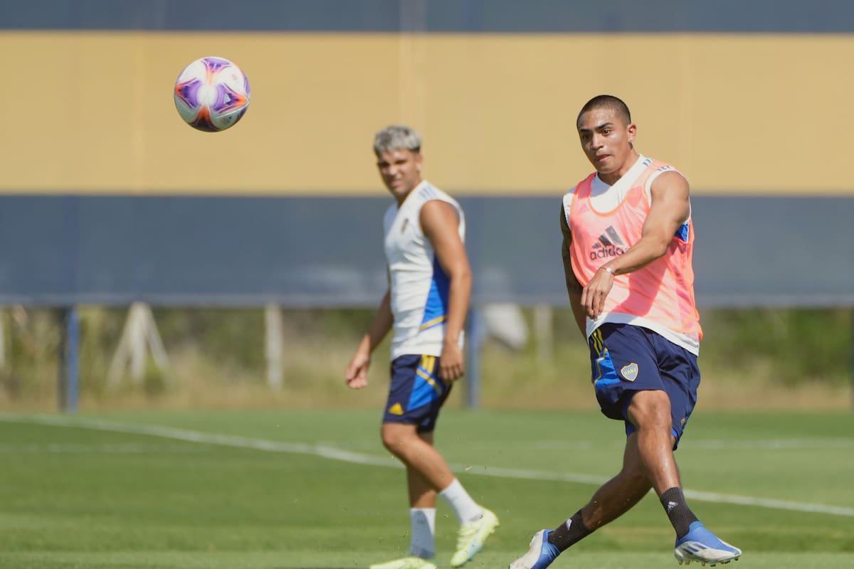 Luca Langoni (a la derecha) y Exequiel Zeballos, dos de las apuestas juveniles más importantes de Boca para 2023