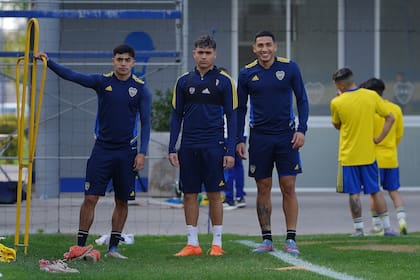 Luca Langoni, Exequiel Zeballos (en el centro) y Equi Fernández; tres compinches de las inferiores que ahora comparten la primera división en Boca