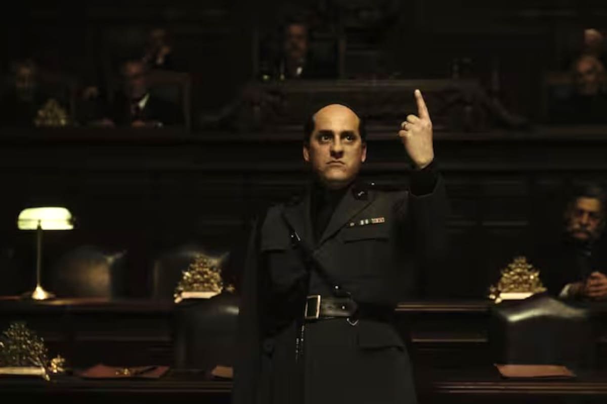 Luca Marinelli en la serie Mussolini: Hijo del siglo