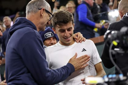 Luca Nardi, de sólo 20 años, celebrando (junto con el PF Stefano Barsacchi) un triunfo histórico frente al N° 1, Novak Djokovic, en la tercera ronda de Indian Wells