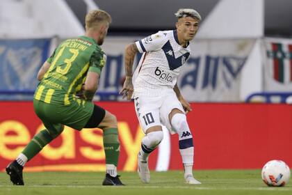 Luca Orellano, autor del primer gol de Vélez busca desequilibrar ante la marca de Nicolás Valentini, defensor de Aldosivi