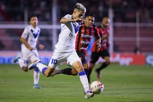 Luca Orellano, de Vélez, se lleva la pelota; el equipo de Liniers no pudo ganar en Paraná ante Patronato en el debut de Alexander Medina como entrenador