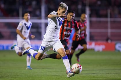 Luca Orellano, de Vélez, se lleva la pelota; el equipo de Liniers no pudo ganar en Paraná ante Patronato en el debut de Alexander Medina como entrenador