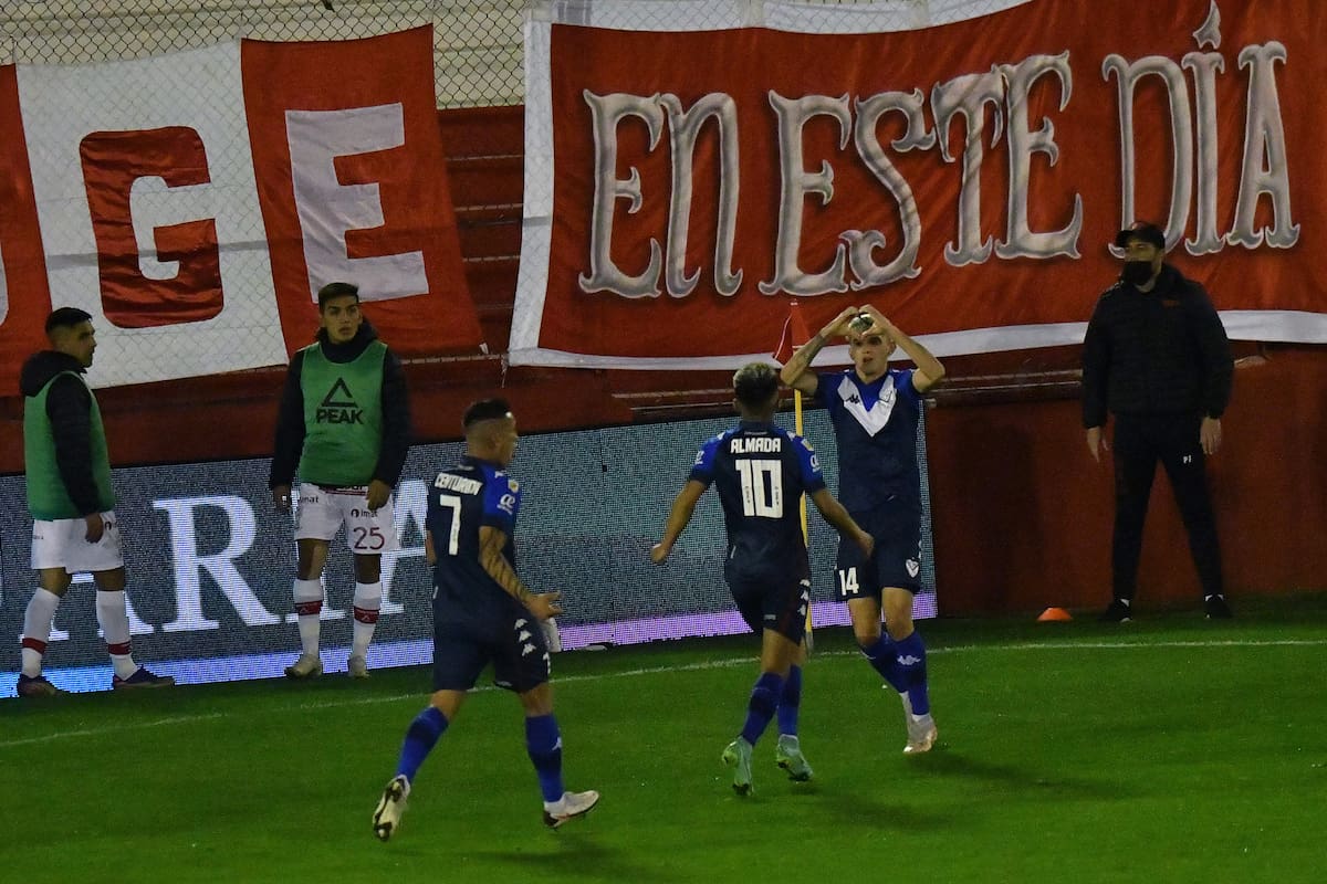 Luca Orellano festeja su golazo en el 1-1 de Vélez contra Huracán por el Torneo 2021.