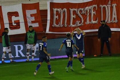 Luca Orellano festeja su golazo en el 1-1 de Vélez contra Huracán por el Torneo 2021.