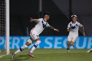 Luca Orellano puso a Juan Martín Lucero solo de cara al gol y el delantero de Vélez no falló; fue el 1-0 definitivo sobre Sarmiento.