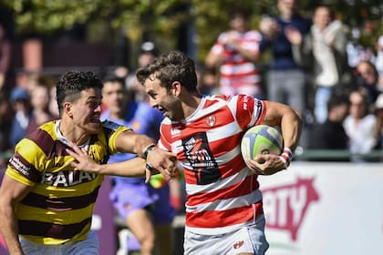 Luca Sábato parece disfrutar una escapada, pero se trata de un hand-off a Tobías Bernabé; el back de Alumni es el tryman de la URBA en las últimas seis temporadas.