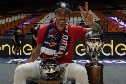 Luca Vildoza con el trofeo de campeón y con el de MVP