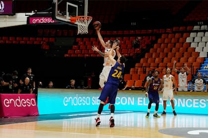 Luca Vildoza convirtiendo el doble que le dio el título a Baskonia y que lo elevó hasta la condición de MVP de la final