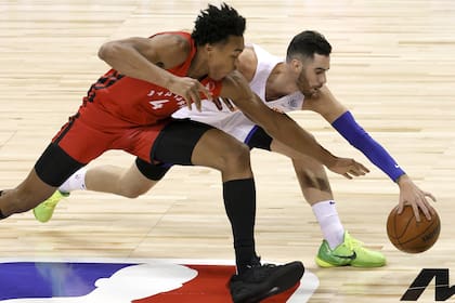 Luca Vildoza disputa el balón con Scottie Barnes, de Toronto, en la Liga de verano de la NBA; el argentino fue desafectado de New York Knicks
