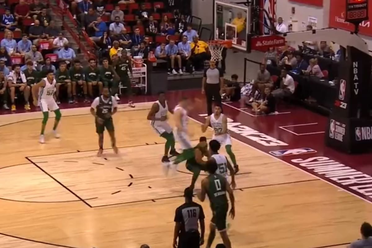 Luca Vildoza recibió un durísimo golpe en el juego de los Bucks ante los Celtics