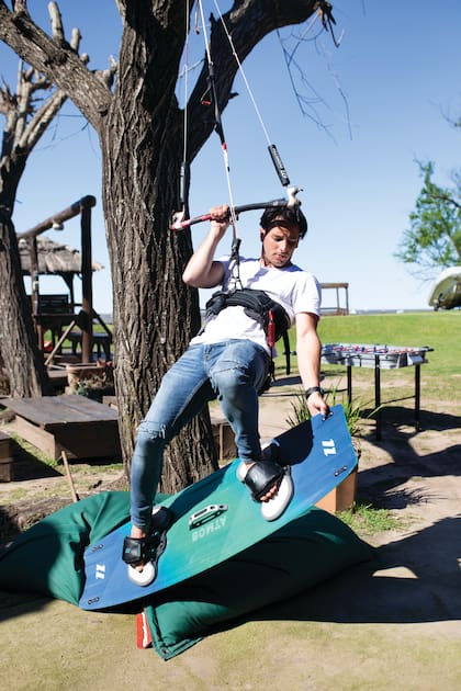 Lucas (21). Deporte: Kitesurf. ¿Qué es lo que más te gusta? “Me encanta la adrenalina, tener que estar alerta de todo lo que pasa alrededor y poder crear una manera de navegar”.