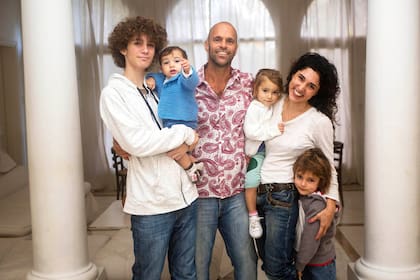 Lucas Arnold Ker junto con su mujer, Maru, y sus hijos: Nacho, Bautista, Maia y Felipe, en una producción para LA NACION en 2018