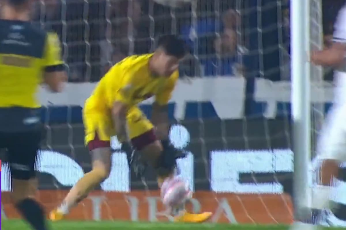 Lucas Acosta calcula mal el pique del balón y es el gol del triunfo para Gimnasia ante Lanús