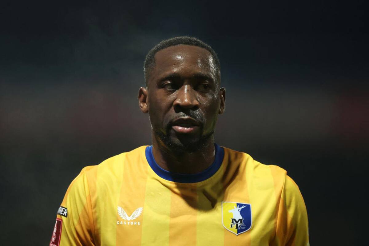 Lucas Akins, delantero del Mansfield Town, está incluido en la lista de jugadores para la temporada, a pesar de estar condenado por matar a un ciclista